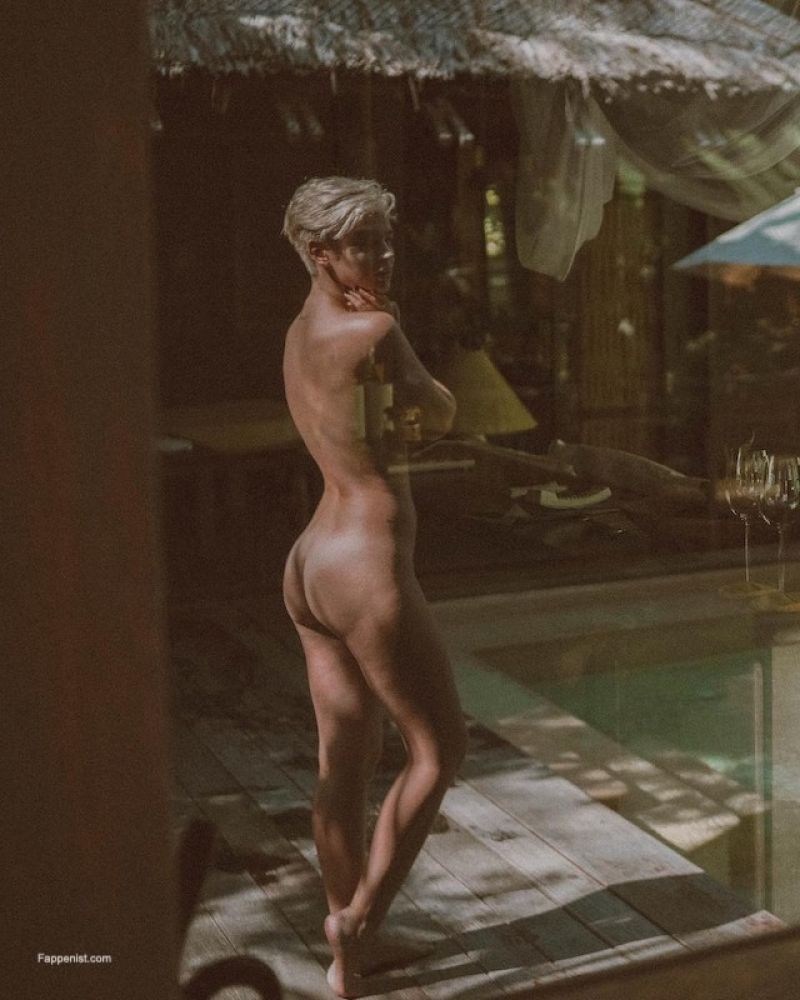 Laura Escanes Nude and Sexy Photo Collection - Fappenist