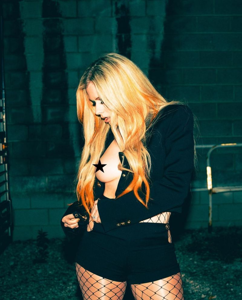 Avril Lavigne - Latest posts and media in Avril Lavigne pic photo