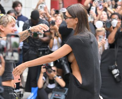 Emily Ratajkowski Sideboob Flash