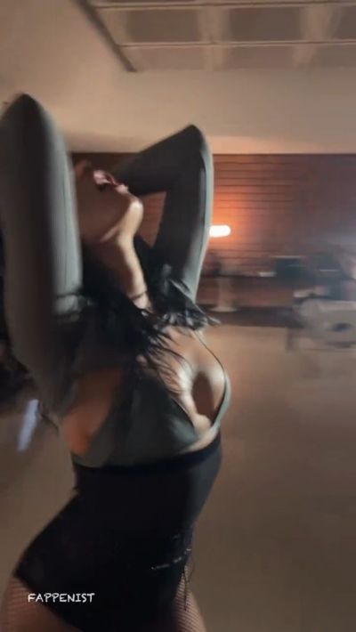 Demi Lovato Tits and Ass in a Bra